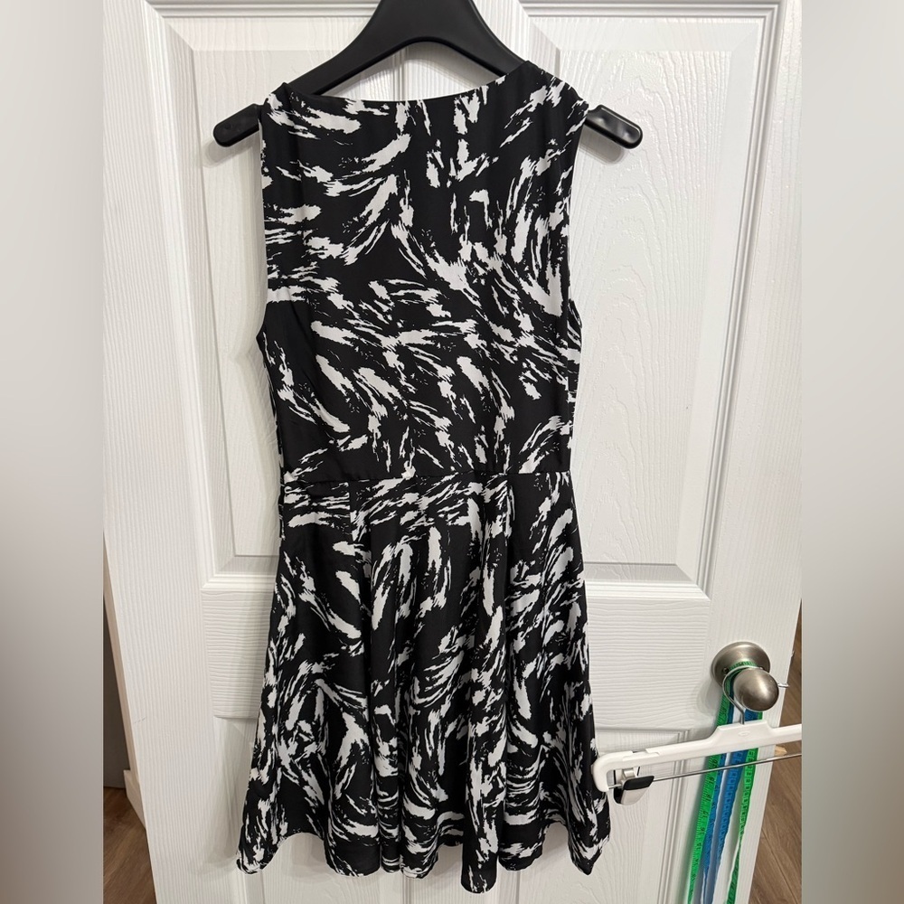 Express Black White Abstract Pleated Fit Flare Dress Small size 6 - Picture 4 of 5